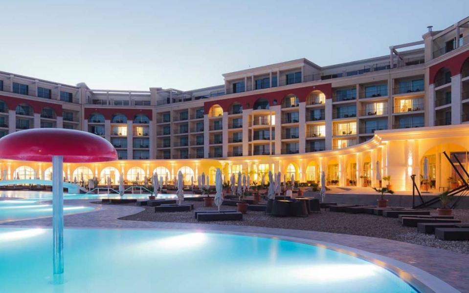 Lighthouse Golf Resort & Spa Apartments Baltsjik Eksteriør bilde